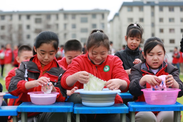 02——3月12日，甘肅省平涼市崆峒區西大街小學教育集團的學生在參加洗衣物勞動技能比賽。.JPG