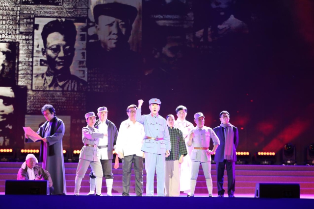 站在烈士們曾經以鮮血和生命捍衛的土地上，演員們飽含深情和感恩地再現了舞臺版的朗誦劇《呂梁英雄譜》，向先烈致敬，給后人啟迪。.jpg
