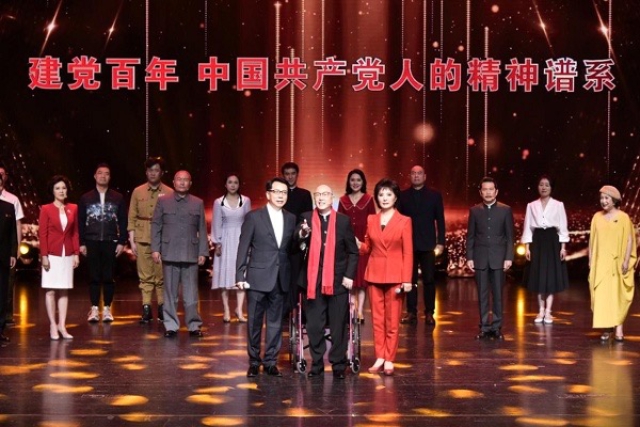 《詩意中國?紅色記憶》的壓軸節目是抗戰詩篇《我愛這土地》，但在今天賦予了新的意義，那就是共產黨人永遠的初心。.jpg