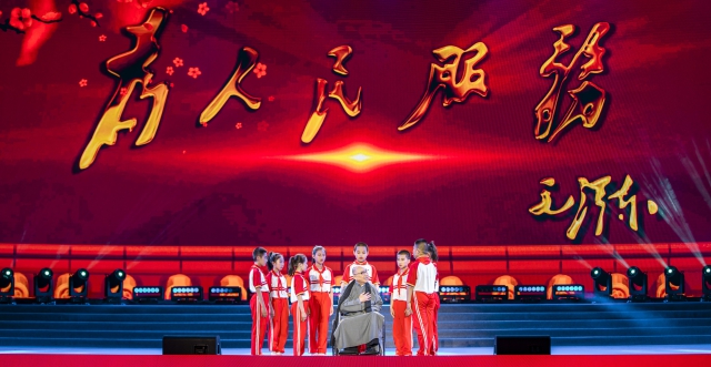 表演藝術家喬榛老師和興縣一二〇師學校的孩子們演繹《為人民服務的故事》，這個故事在短短2天內，他不知道給孩子們講了多少遍了。.jpg