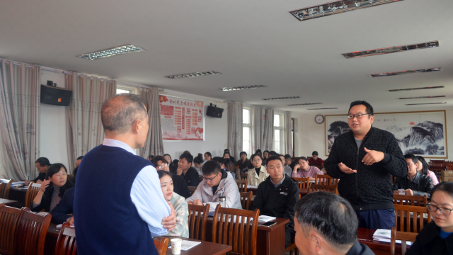 P15 安徽省“國培計劃”——貧困地區“一對一幫扶”項目組首席專家在安徽省阜南縣王家壩鎮中心學校授課 李義勝 供圖.jpg