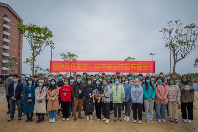 開展“我為群眾辦實事”植樹節綠化校園活動.jpg