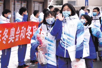 1月23日，在北京交通大學，首批冬奧志愿者準備出發。當日，北京交通大學首批冬奧志愿者集結出發。據了解，首批80名師生志愿者將在國家體育館開展志愿服務工作。新華社記者 任超 攝.jpg