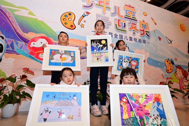 少年兒童迎冬奧——第二屆全國兒童繪畫展”今天在中國婦女兒童博物館開幕。從2022幅作品中精心遴選出的300余幅代表作，分為“我的童年冬奧夢”“靈巧小手畫冬奧”“冰雪迎春喜洋洋”“攜手奮進向未來”四個篇章進行展示。2.jpg