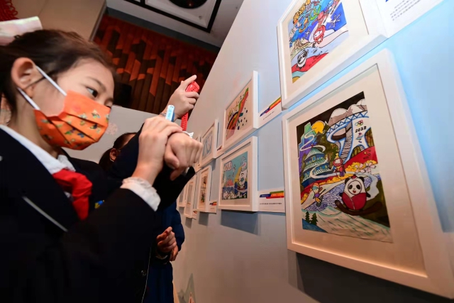 少年兒童迎冬奧——第二屆全國兒童繪畫展”今天在中國婦女兒童博物館開幕。從2022幅作品中精心遴選出的300余幅代表作，分為“我的童年冬奧夢”“靈巧小手畫冬奧”“冰雪迎春喜洋洋”“攜手奮進向未來”四個篇章進行展示。1.jpg