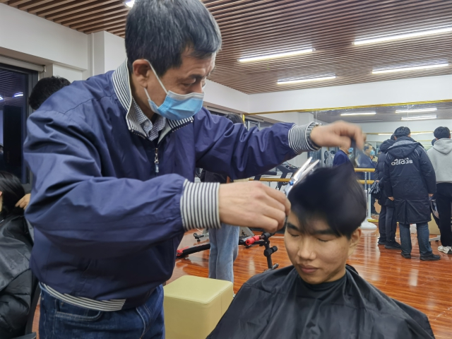 曹樹謙教授在給學生理發。.jpg