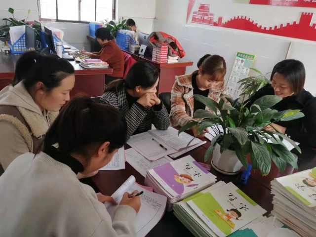 1 鄭莊小學(xué)教師集體備課。（王燕杰 攝）.jpg