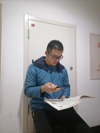 閆俊瑋在醫院走廊里給學生上網課.jpg