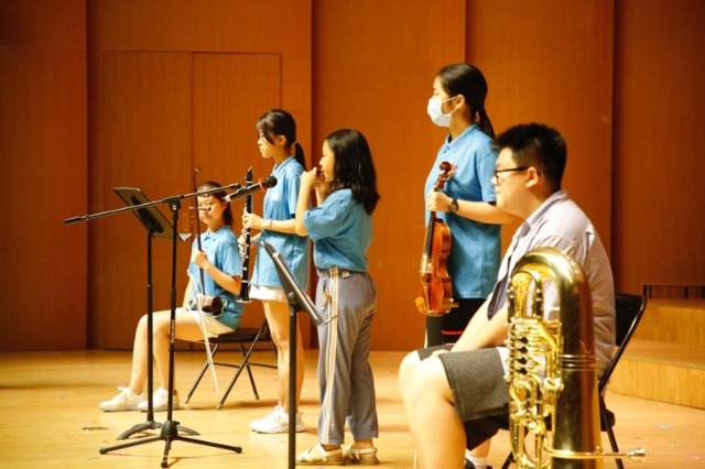 閉營(yíng)儀式結(jié)束后，各族青少年還開(kāi)展了聯(lián)歡活動(dòng)，同學(xué)們表演了維吾爾族舞蹈、蒙古族群舞、民族樂(lè)器演奏、歌曲合唱等節(jié)目.jpg