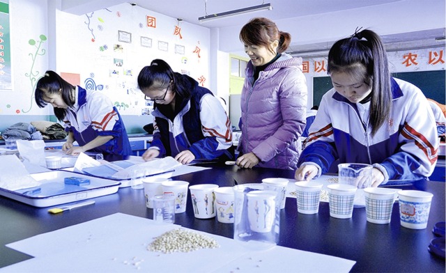 臨澤職教中心農學專業學生分揀種子實訓（張掖市教育局供稿）.jpg