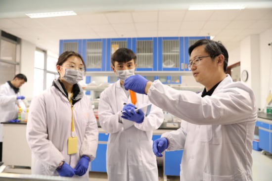蘇州大學放射醫學與輻射防護國家重點實驗室學生在開展實驗.jpg