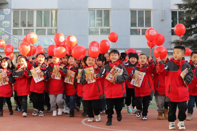 01——2月19日，甘肅省平涼市崆峒區西大街小學教育集團，學生們領取到新課本后在校園里高興地奔跑。.JPG