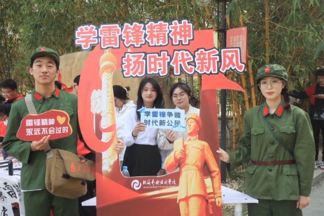 直播活動現場打卡拍照。北海藝術設計學院供圖.jpg