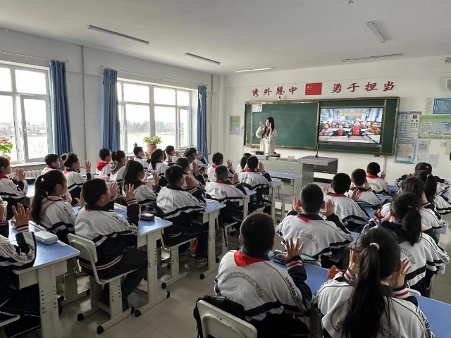 2023年3月，東北林業大學2022級農村發展碩士陳美羽在湯池鎮中心小學教學生們手勢舞.png