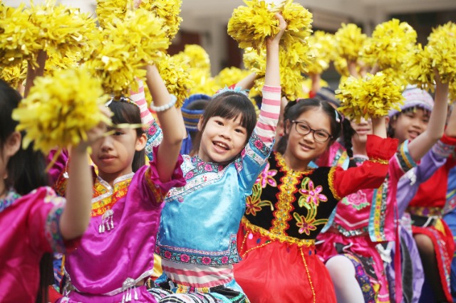 03孩子們沉浸在歡樂的節日氛圍里.JPG