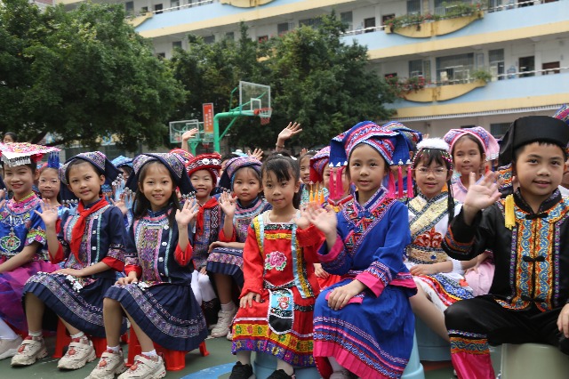南寧市星湖小學的學生們穿上了鮮艷的民族服裝喜迎壯族“三月三”節日的到來.JPG