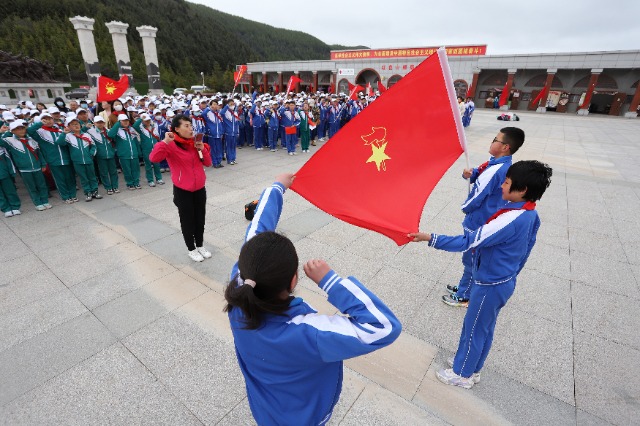 09——5月26日，甘肅省平涼市崆峒區西大街小學教育集團在六盤山紅軍長征紀念館舉行少先隊員入隊儀式。.JPG