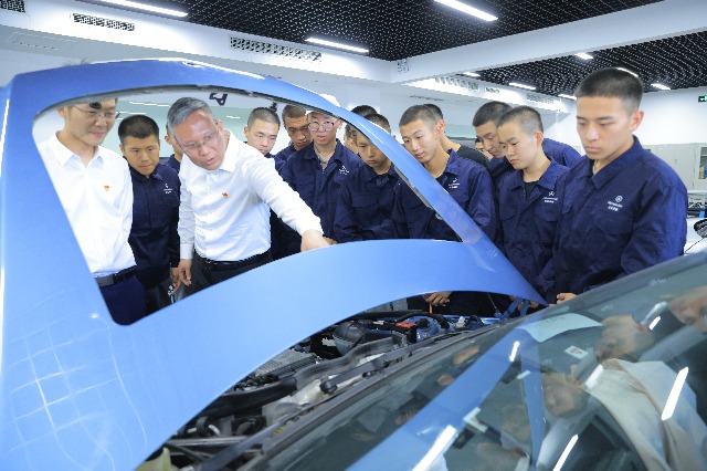 宣講團成員在北電科汽車工程學院交流參觀。學校供圖。.jpg