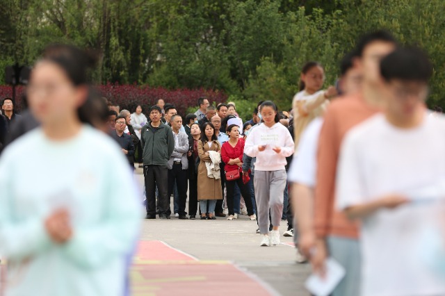 07——6月7日，在甘肅省平涼市第五中學考點，家長們目送考生進入考場。.JPG