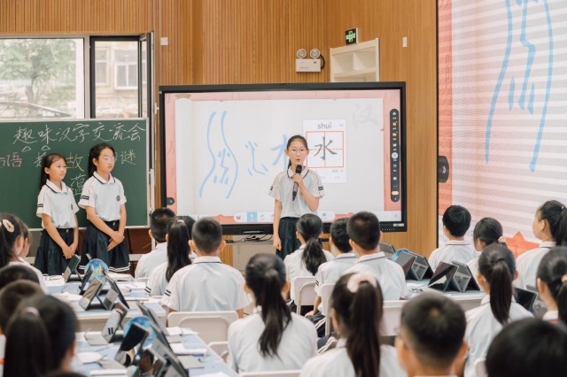 智慧課堂讓學生化身“小老師”。學校供圖.jpg