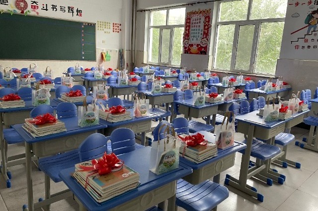 黑龍江五常時(shí)代中學(xué)，煥然一新的教室靜待學(xué)生歸來。梁丹攝.jpg