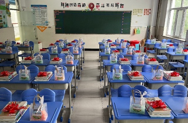 黑龍江五常時(shí)代中學(xué)，煥然一新的教室靜待學(xué)生歸來。梁丹攝.jpg
