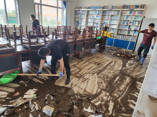 向陽鎮中心學校教師在清理淤泥。 李國彬 攝
