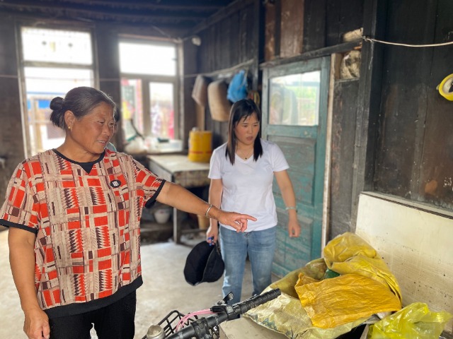 沙河子鎮中心學校班主任高金秀（右一）在李夢瑤家中家訪。梁丹攝.jpg