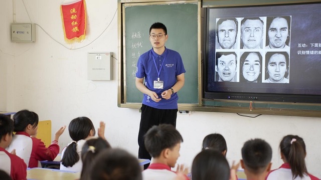 暑期實踐團隊在當地進行支教。學校供圖.jpg