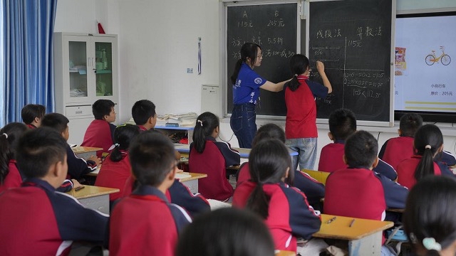 暑期實踐團隊在當地進行支教。學校供圖.jpg