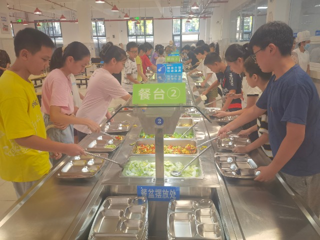 寧波鄞州區江東實驗小學（南校區）學生享用自助餐 史望穎 攝.jpg