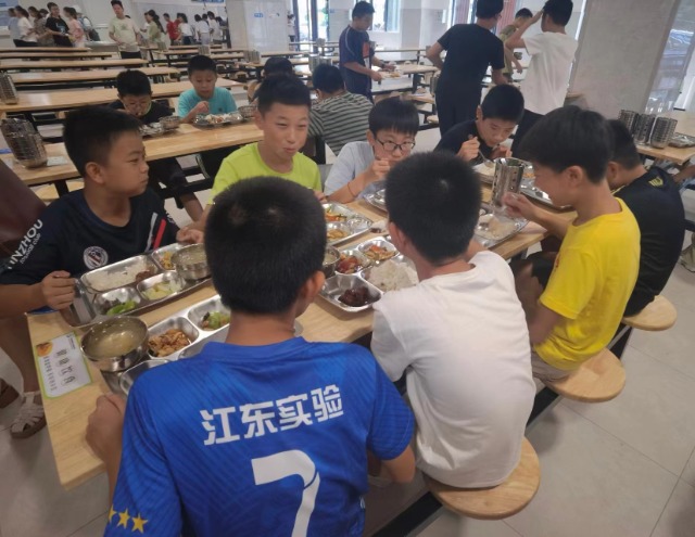 寧波鄞州區江東實驗小學（南校區）學生在享用中餐 史望穎 攝.jpg
