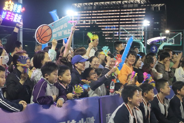 市民為北侖區中小學生籃球超級聯賽吶喊助威 北侖區教育局供圖.jpg