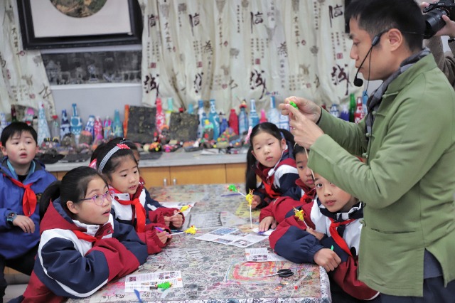 寧波鄞州區鐘公廟中心小學學生在寧波市非遺傳承人的指導下學習制作面塑小龍 學校供圖.jpg