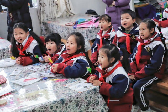 寧波鄞州區鐘公廟中心小學學生觀看蚌山小學同學的祝福視頻后喜笑顏開 學校供圖.jpg
