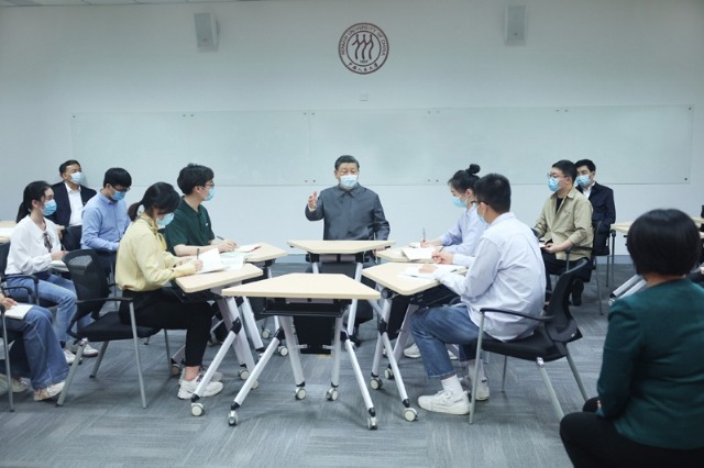 2022年4月25日，習(xí)近平總書記來到中國人民大學(xué)考察調(diào)研。這是總書記在立德樓觀摩思政課智慧教室現(xiàn)場(chǎng)教學(xué)并參與討論。