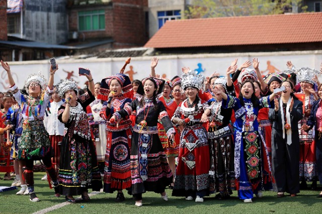 圖1：4月9日，在廣西柳州市融安縣實驗小學校園，師生們在進行山歌對唱。（譚凱興 攝）.JPG