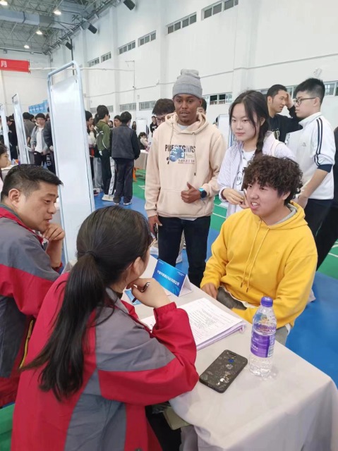 寧波專精特新企業高校畢業生專場招聘會現場 學校供圖2.jpg