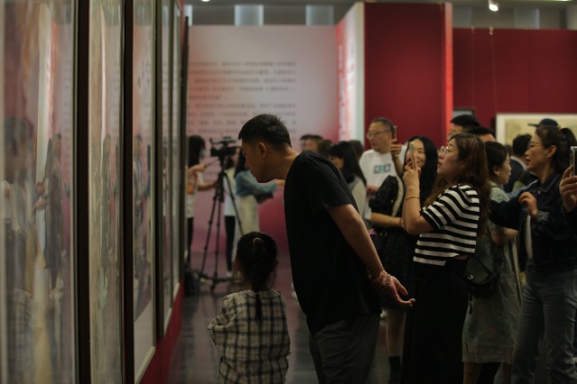 參觀者駐足欣賞中小學美術教師作品。活動方供圖.jpg