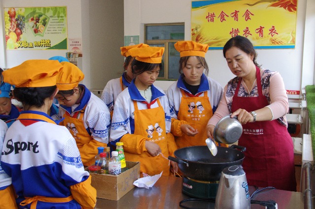 岷縣茶埠鎮中心小學學生鍛煉廚藝（攝影：董婧懿）.jpg