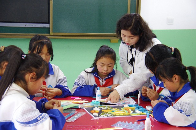 岷縣茶埠鎮中心小學學生共創衍紙畫（攝影：董婧懿）.jpg