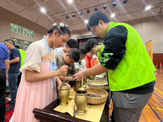 寧波市鎮安小學學生在大學生的帶領下認識中草藥 學校供圖.JPG