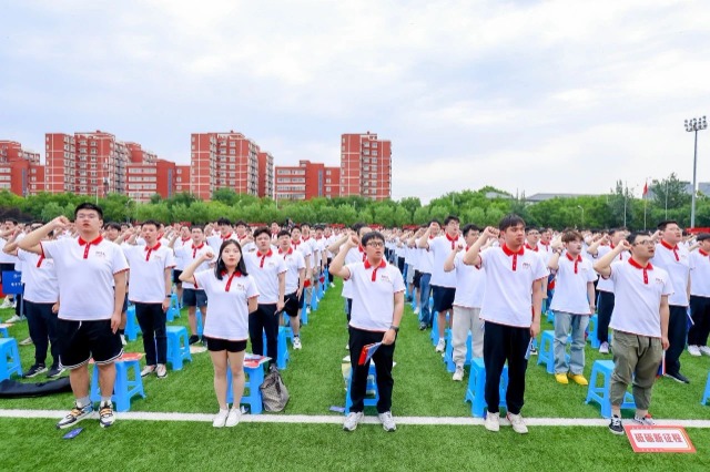 北郵畢業生做青春宣誓。學校供圖.jpg