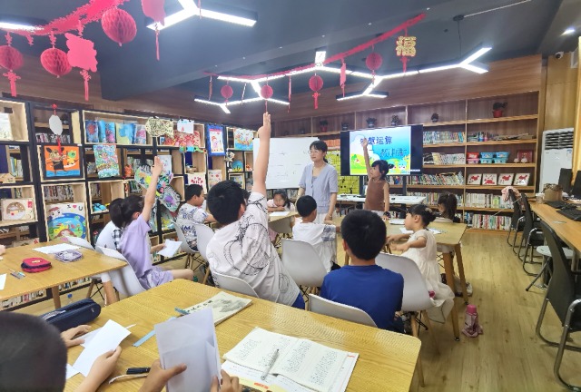 7月16日，姜堰區三水街道關工委陳莊社區校外輔導站開辦的《智慧運算一一感受別樣的數學》得到孩子們的青睞。（拍攝者：泰州市姜堰區關工委 全玉英）.jpg