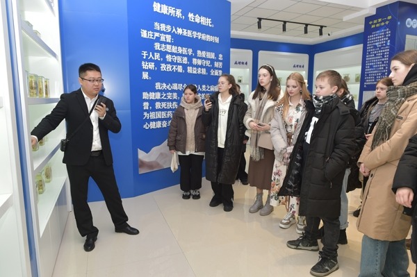 來訪師生參觀生命科學館。學校供圖。.jpg