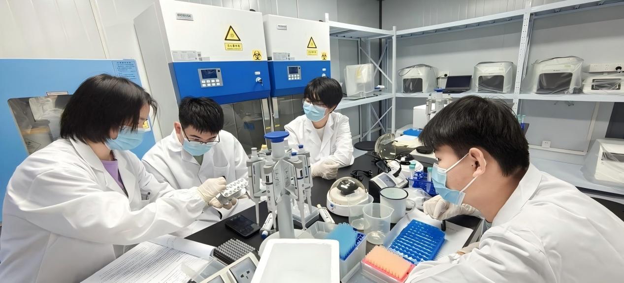 把課堂搬到實驗室，學生在做“個體基因解密實驗”預實驗。學校供圖