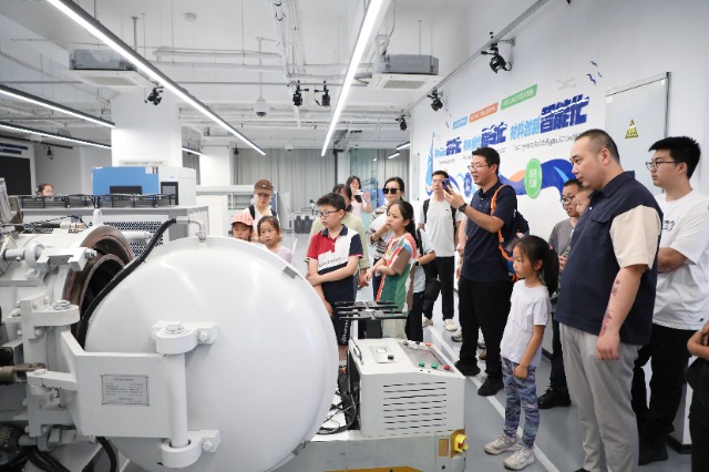 公眾參觀中國科學院寧波材料所海洋材料智能創造制備平臺 寧波材料所供圖.jpg