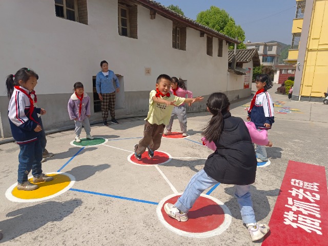 碧城鎮小學師生在玩貓抓老鼠游戲.jpg