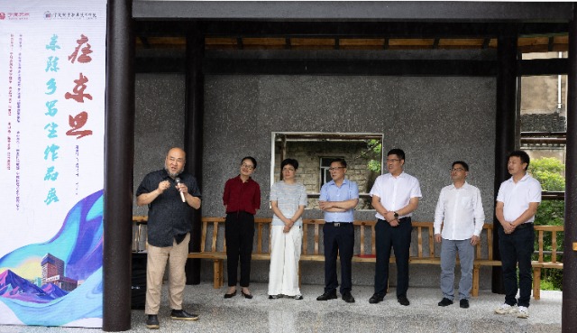 “在東旦——東陳鄉寫生作品展”開幕式現場 學校供圖.jpg