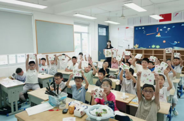 寧波衛生職院實踐團帶領越溪小學學生開展植物拓印 學校供圖.png